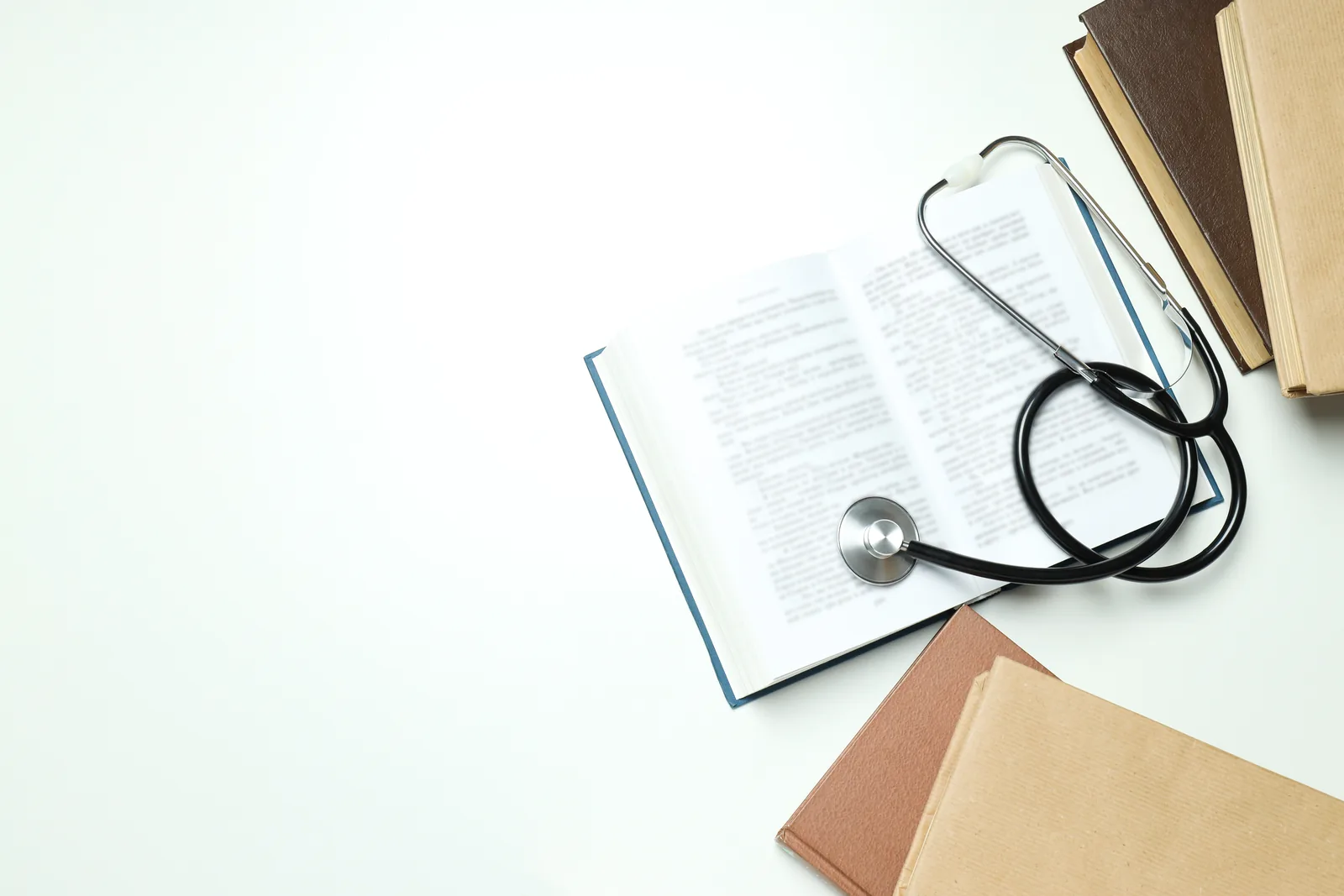 Libro de medicina abierto con un fonendoscopio encima