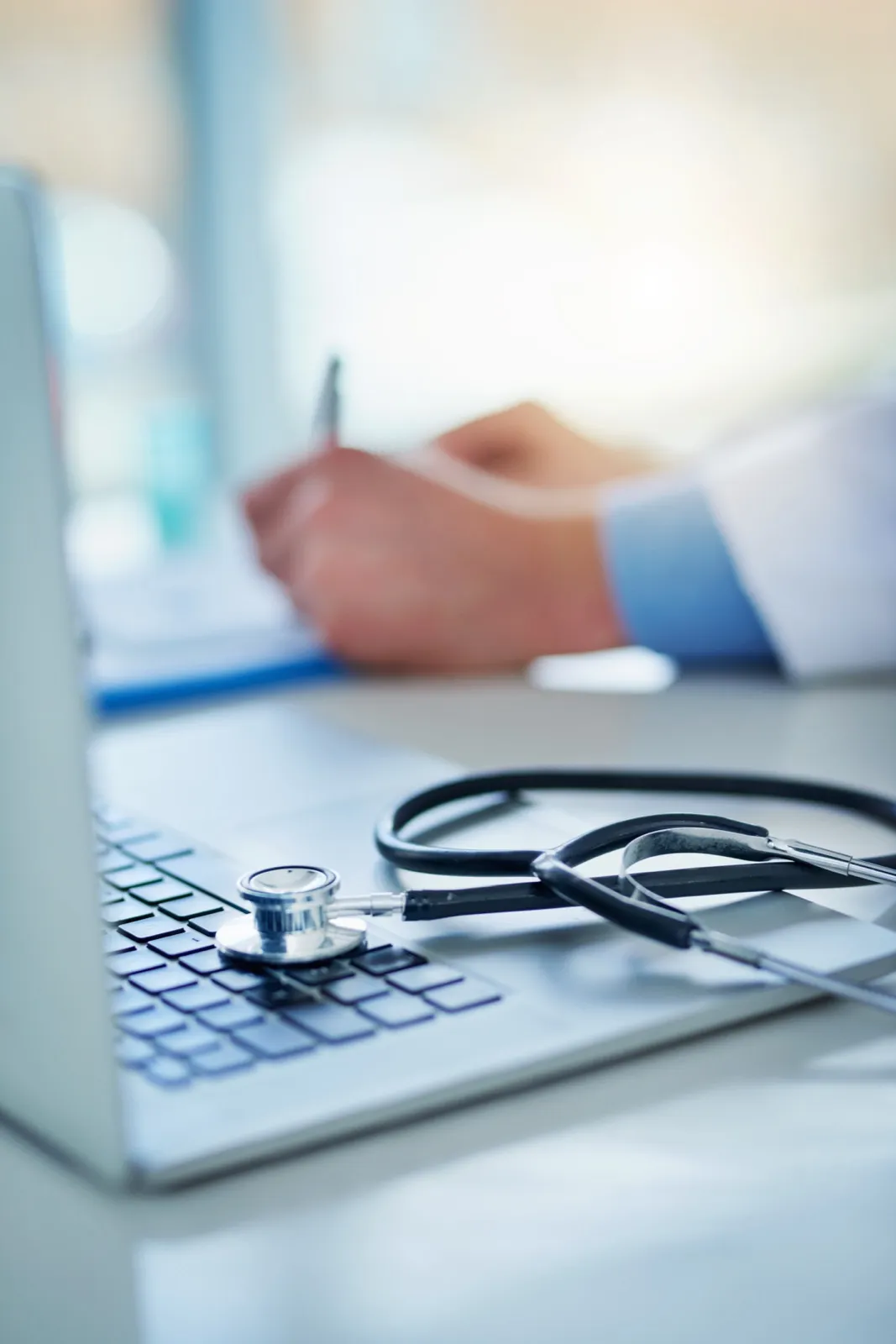 Revisión de documentación médica y elaboración de informes periciales